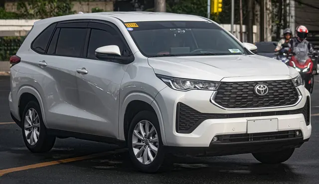 Toyota Innova Hycross